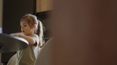 Yaratıcılık ve hakiki neşe sunan modern bir evde çeşitli eğlenceli aktivitelere odaklanan genç bir çocuk.