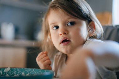Küçük bir çocuk gerçek masumiyetini ve çocukluğun sonsuz merakını gösteren aperatifleriyle derinden meşguldü.