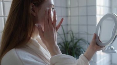 Bencilce bakım için zaman ayırmak, sakin ve sakin bir banyo ortamının tadını çıkarırken cilt bakımımı yansıtmak.