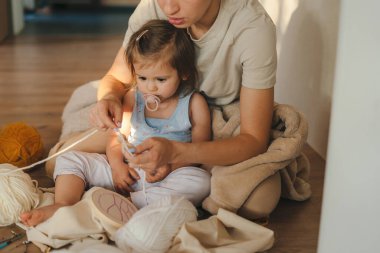 Sevgi dolu bir ebeveyn ve onların coşkulu çocuğu evlerinde neşe dolu bir zanaat faaliyetinde bulunuyorlar, kahkahalarla.