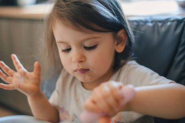 Yaratıcı oyunlarla uğraşan genç bir çocuk muazzam konsantrasyonlarını ve doğal meraklarını güzelce sergiliyor.