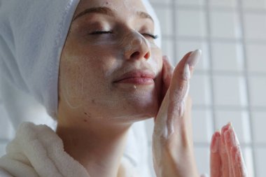 Huzurlu ve huzurlu bir anda, bir kadın temizleme rutininden zevk alır.