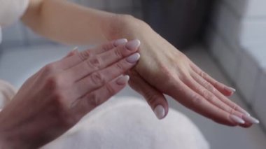 Bu güzellik gösterisi elleri nazikçe birden fazla cilt ürününü uyguluyor sağlıklı, parlak cilt elde etmek için.