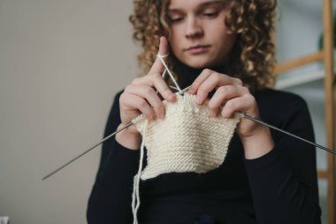 Genç bir insan büyük bir özveri ve sınırsız yaratıcılıkla rahat ve renkli bir proje örüyor.