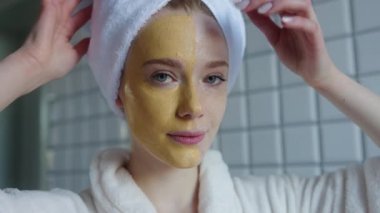 Cüppeli sakin bir kadın sarı bir maske takar. Sakinleştirici bir spa ortamında kendine bakıcılık yapar..