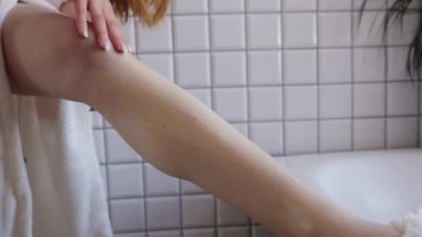 Kişisel bakıma adanmış huzurlu ve huzurlu bir an, bacakların ve cilt bakımının güzelliğini gözler önüne seriyor