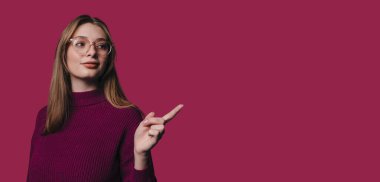 Kendine güvenen bir kadın, modern medya kullanımı için mükemmel olan modaya uygun kıyafetini sergilerken kendini ifade eder.