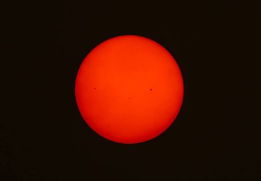 6 Haziran 2023 'te Kanada, Ottawa' da meydana gelen orman yangınları sonucu güneş lekeleri görüldü.