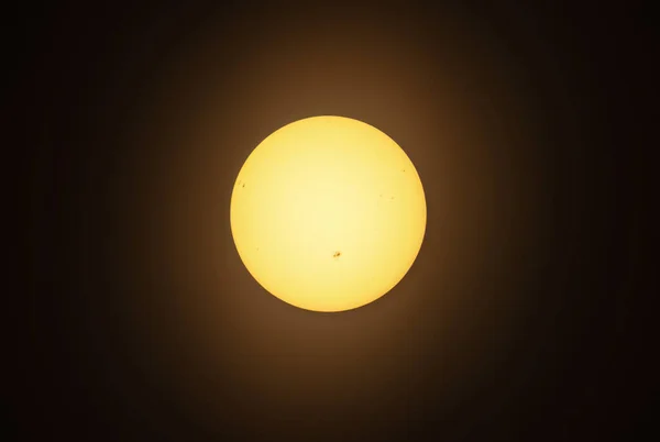Słońce Świecące Wieloma Plamami Słonecznymi Pomocą Domowego Filtra Słonecznego — Zdjęcie stockowe