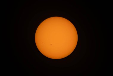 Güneş, Kanada üzerinde siyah bir zemin üzerinde ev yapımı güneş filtresi kullanarak birçok güneş lekesi ile parlıyordu.