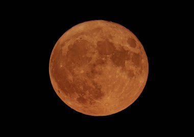 Sturgeon Moon, Ottawa, Ontario, Kanada, 1 Ağustos 2023 'te yükselen süper ay ve siyah bir arka plan..