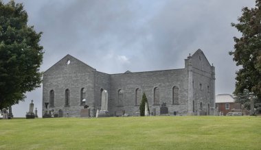 Glengarry, Ontario, Kanada - 20 Ağustos 2023: 1970 'te St. Raphael Katolik Kilisesi' nin dış duvarları hariç her şeyi yok eden yangın, 1999 'dan beri Ulusal Tarih Bölgesi..