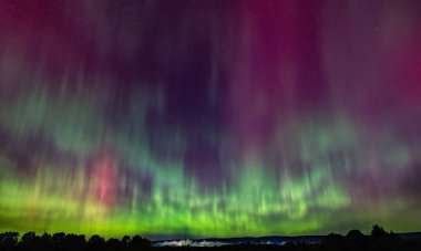 Kuzey Işıkları (Aurora Borealis), 7 Ekim 2024 Ottawa yakınlarında güzel soğuk bir sonbahar gecesinde gökyüzünü aydınlatır.