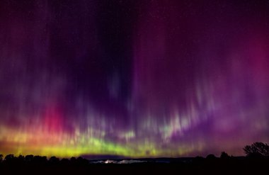 Kuzey Işıkları (Aurora Borealis), 7 Ekim 2024 Ottawa yakınlarında güzel soğuk bir sonbahar gecesinde gökyüzünü aydınlatır.