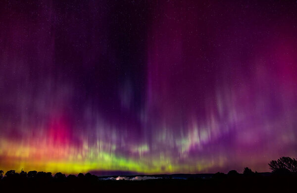 Северное сияние (Aurora Borealis) освещает небо красивой холодной осенней ночью в районе канадского города Оттава 7 октября 2024 года