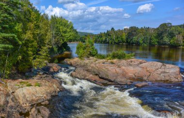 Yazın Brebeuf, Quebec 'teki Riviere Rouge (Kızıl Nehir) boyunca