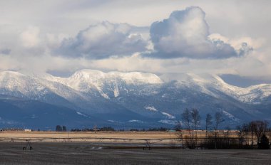 Karlar kışın Montana 'nın dağlarını kapladı