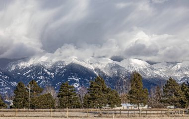 Karlar kışın Montana 'nın dağlarını kapladı