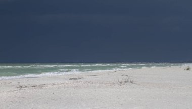 Venice Beach Florida 'ya yaklaşan fırtınada deniz dalgaları sahile vuruyor.
