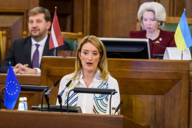 RIGA, LATVIA. 26 Ekim 2022. Avrupa Parlamentosu Başkanı Roberta Metsola Letonya Parlamentosu 'nu ziyaret etti. Riga, Letonya.