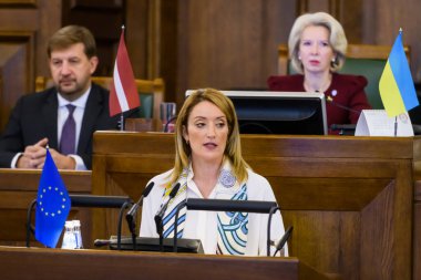 RIGA, LATVIA. 26 Ekim 2022. Avrupa Parlamentosu Başkanı Roberta Metsola Letonya Parlamentosu 'nu ziyaret etti. Riga, Letonya.