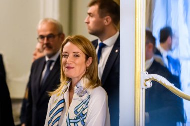 RIGA, LATVIA. 26 Ekim 2022. Avrupa Parlamentosu Başkanı Roberta Metsola Letonya Parlamentosu 'nu ziyaret etti. Riga, Letonya.