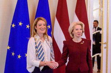 RIGA, LATVIA. 26 Ekim 2022. Avrupa Parlamentosu Başkanı Roberta Metsola, Letonya Meclis Başkanı Inara Murniece ile bir araya geldi. Riga, Letonya.