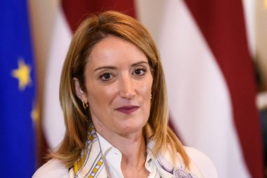 RIGA, LATVIA. 26 Ekim 2022. Roberta Metsola, Avrupa Parlamentosu Başkanı, Letonya Parlamentosu 'nda basın toplantısı sırasında. Riga, Letonya.