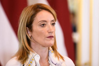 RIGA, LATVIA. 26 Ekim 2022. Roberta Metsola, Avrupa Parlamentosu Başkanı, Letonya Parlamentosu 'nda basın toplantısı sırasında. Riga, Letonya.