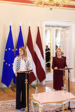 RIGA, LATVIA. 26 Ekim 2022. Letonya Parlamentosu 'nda basın toplantısı sırasında Roberta Metsola (L), Avrupa Parlamentosu Başkanı ve Letonya Parlamentosu Başkanı Inara Murniece (R). Riga, Letonya.