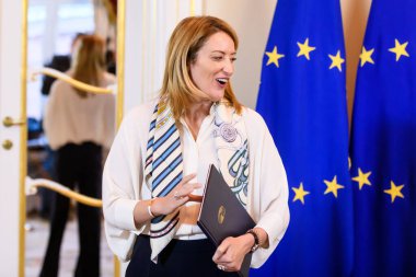 RIGA, LATVIA. 26 Ekim 2022. Roberta Metsola, Avrupa Parlamentosu Başkanı, Letonya Parlamentosu 'nda basın toplantısı sırasında. Riga, Letonya.