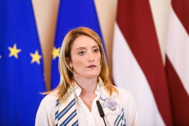 RIGA, LATVIA. 26 Ekim 2022. Roberta Metsola, Avrupa Parlamentosu Başkanı, Letonya Parlamentosu 'nda basın toplantısı sırasında. Riga, Letonya.