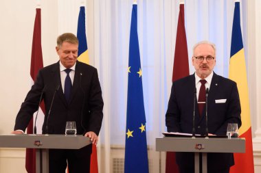 RIGA, LATVIA. 23 Kasım 2022. Romanya Cumhurbaşkanı Klaus Iohannis (L) ve Letonya Cumhurbaşkanı Egils Levits 'in (R) görüşmesi sonrasında basın toplantısı.