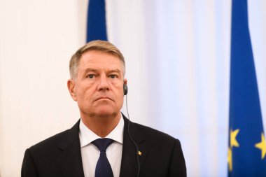 RIGA, LATVIA. 23 Kasım 2022. Klaus Iohannis 'in (fotoğrafta), Romanya Cumhurbaşkanı ve Egils Levits' in toplantı üstüne basın toplantısı, Letonya Cumhurbaşkanı.