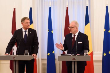 RIGA, LATVIA. 23 Kasım 2022. Romanya Cumhurbaşkanı Klaus Iohannis (L) ve Letonya Cumhurbaşkanı Egils Levits 'in (R) görüşmesi sonrasında basın toplantısı.