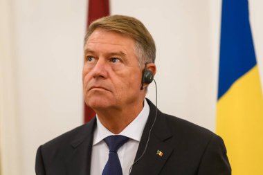 RIGA, LATVIA. 23 Kasım 2022. Klaus Iohannis 'in (fotoğrafta), Romanya Cumhurbaşkanı ve Egils Levits' in toplantı üstüne basın toplantısı, Letonya Cumhurbaşkanı.