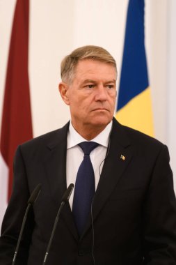 RIGA, LATVIA. 23 Kasım 2022. Klaus Iohannis 'in (fotoğrafta), Romanya Cumhurbaşkanı ve Egils Levits' in toplantı üstüne basın toplantısı, Letonya Cumhurbaşkanı.
