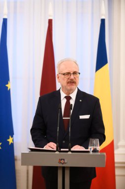 RIGA, LATVIA. 23 Kasım 2022. Romanya Cumhurbaşkanı Klaus Iohannis ve Egils Levits 'in (fotoğrafta), Letonya Cumhurbaşkanı.