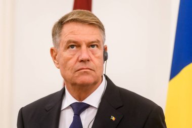 RIGA, LATVIA. 23 Kasım 2022. Klaus Iohannis 'in (fotoğrafta), Romanya Cumhurbaşkanı ve Egils Levits' in toplantı üstüne basın toplantısı, Letonya Cumhurbaşkanı.