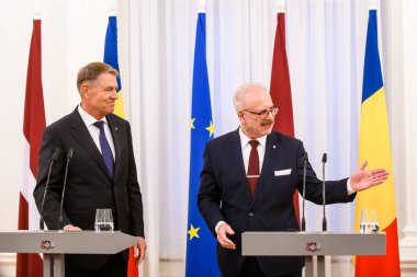 RIGA, LATVIA. 23 Kasım 2022. Romanya Cumhurbaşkanı Klaus Iohannis (L) ve Letonya Cumhurbaşkanı Egils Levits 'in (R) görüşmesi sonrasında basın toplantısı.