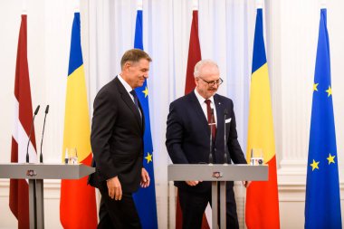 RIGA, LATVIA. 23 Kasım 2022. Romanya Cumhurbaşkanı Klaus Iohannis (L) ve Letonya Cumhurbaşkanı Egils Levits 'in (R) görüşmesi sonrasında basın toplantısı.