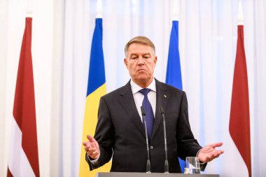 RIGA, LATVIA. 23 Kasım 2022. Klaus Iohannis 'in (fotoğrafta), Romanya Cumhurbaşkanı ve Egils Levits' in toplantı üstüne basın toplantısı, Letonya Cumhurbaşkanı.
