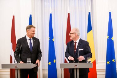 RIGA, LATVIA. 23 Kasım 2022. Romanya Cumhurbaşkanı Klaus Iohannis (L) ve Letonya Cumhurbaşkanı Egils Levits 'in (R) görüşmesi sonrasında basın toplantısı.