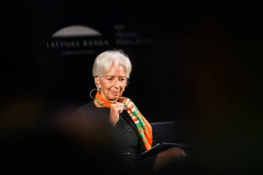 RIGA, LATVIA. 3 Kasım 2022. Uluslararası ekonomik konferans sırasında Avrupa Merkez Bankası Başkanı Christine Lagarde.