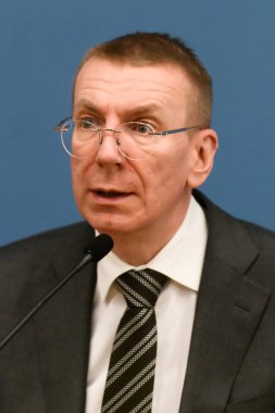 RIGA, LATVIA. 5 Haziran 2023. Nicu Popescu, Moldova Dışişleri Bakanı ve Edgars Rinkeviç (fotoğrafta), Moldova Dışişleri Bakanı basın toplantısı.