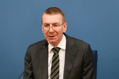 RIGA, LATVIA. 5 Haziran 2023. Nicu Popescu, Moldova Dışişleri Bakanı ve Edgars Rinkeviç (fotoğrafta), Moldova Dışişleri Bakanı basın toplantısı.