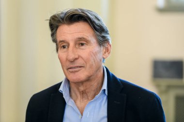 RIGA, LATVIA. 9 Mart 2023. Dünya Atletizm Birliği (IAAF) Başkanı Sebastian Coe, Riga 'da yapılacak Dünya Yarı Maraton Şampiyonası' ndan sonra basın toplantısı düzenledi..