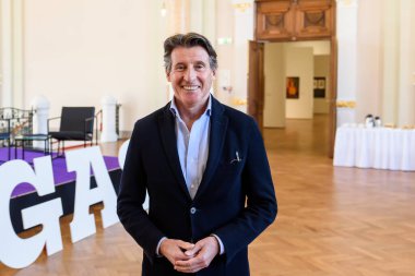 RIGA, LATVIA. 9 Mart 2023. Dünya Atletizm Birliği (IAAF) Başkanı Sebastian Coe, Riga 'da yapılacak Dünya Yarı Maraton Şampiyonası' ndan sonra basın toplantısı düzenledi..