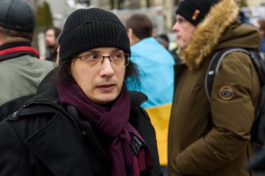 RIGA, LATVIA. 24 Şubat 2023. Sanatçı Arturs Bezinsh 'in performansı