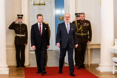 RIGA, LATVIA. 13 Mart 2023. Ekselansları Lüksemburg Büyük Dükü (L) ve Letonya Devlet Başkanı Egils Levits (R) Riga Kalesi 'nde basın açıklaması yaptılar.